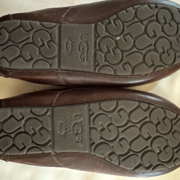 UGG Ascot leather sheepskin slippers. 🤎 - Picture 3 of 4